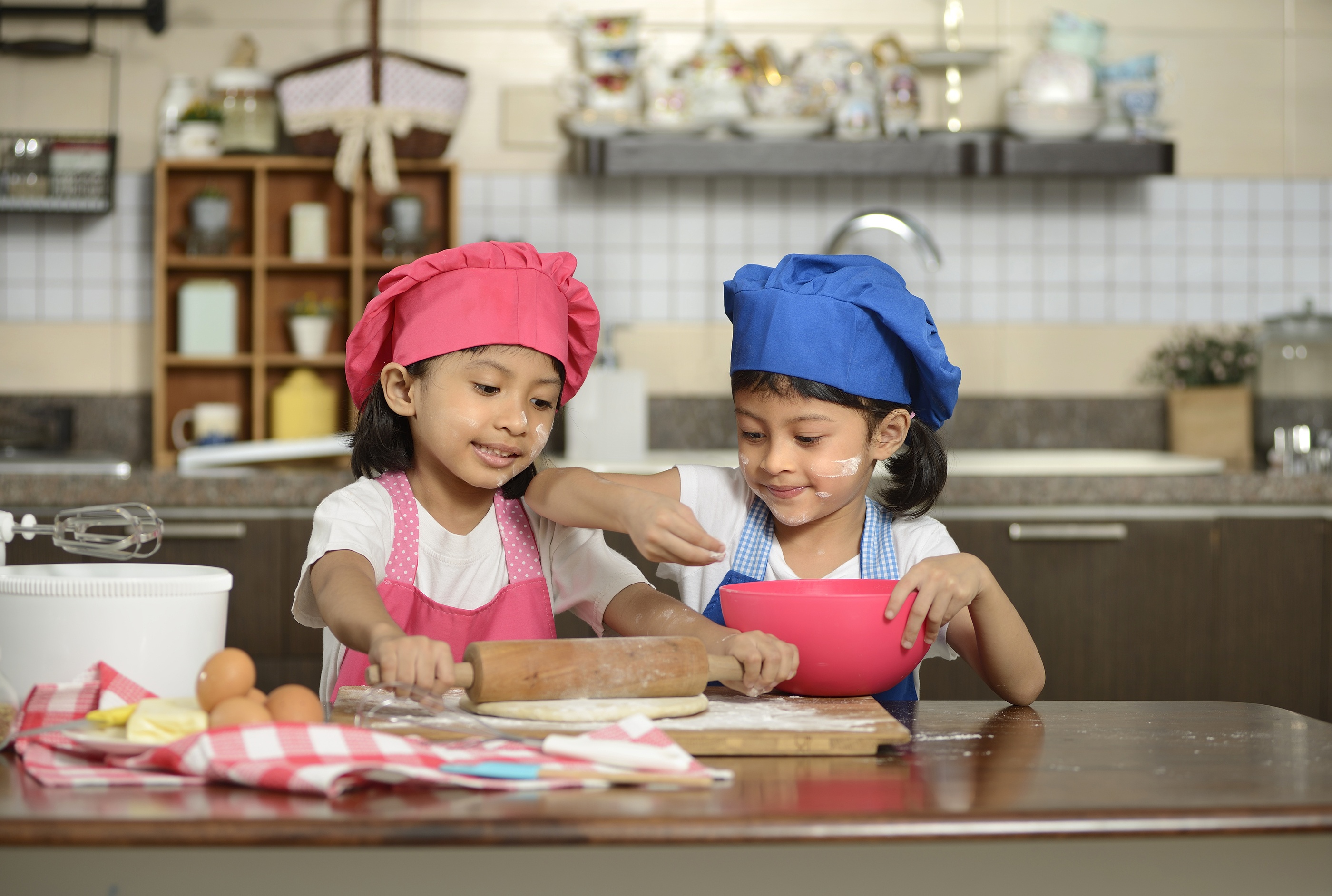 Здесь девочки делают. Девочка делает пиццу. Cooking class for Asian Kids. Дети делают пиццу. Две девочки дома делают пиццу.